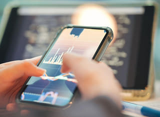 Inversor revisando el proceso transparente de retirada y transferencia de fondos